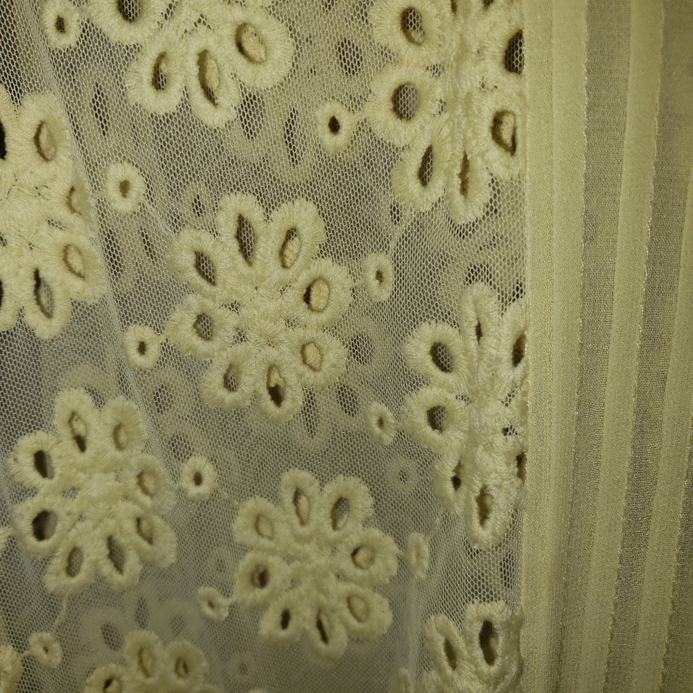 Misses sz M Forever 21 Summer Beachy eyelet sheer Floral shirt Beautiful yellow - Picture 2 of 4